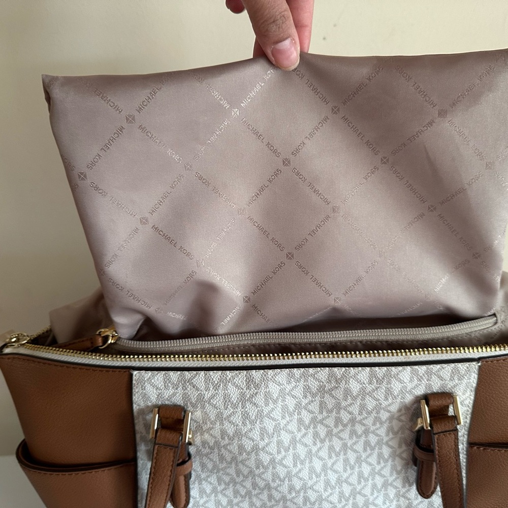 Michael Kors Tan and White Tote Bag - Picture 4 of 15